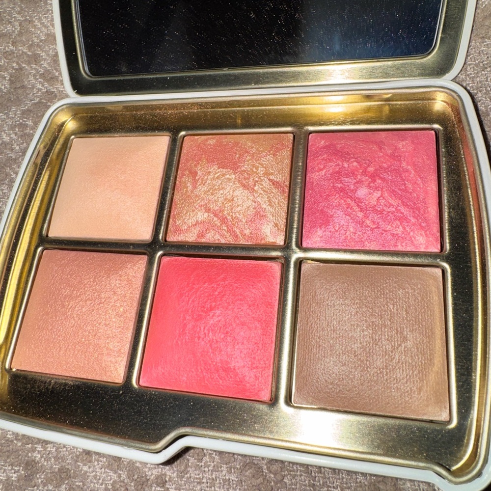Hourglass Ambient Eye Lighting Edit - Picture 3 of 4
